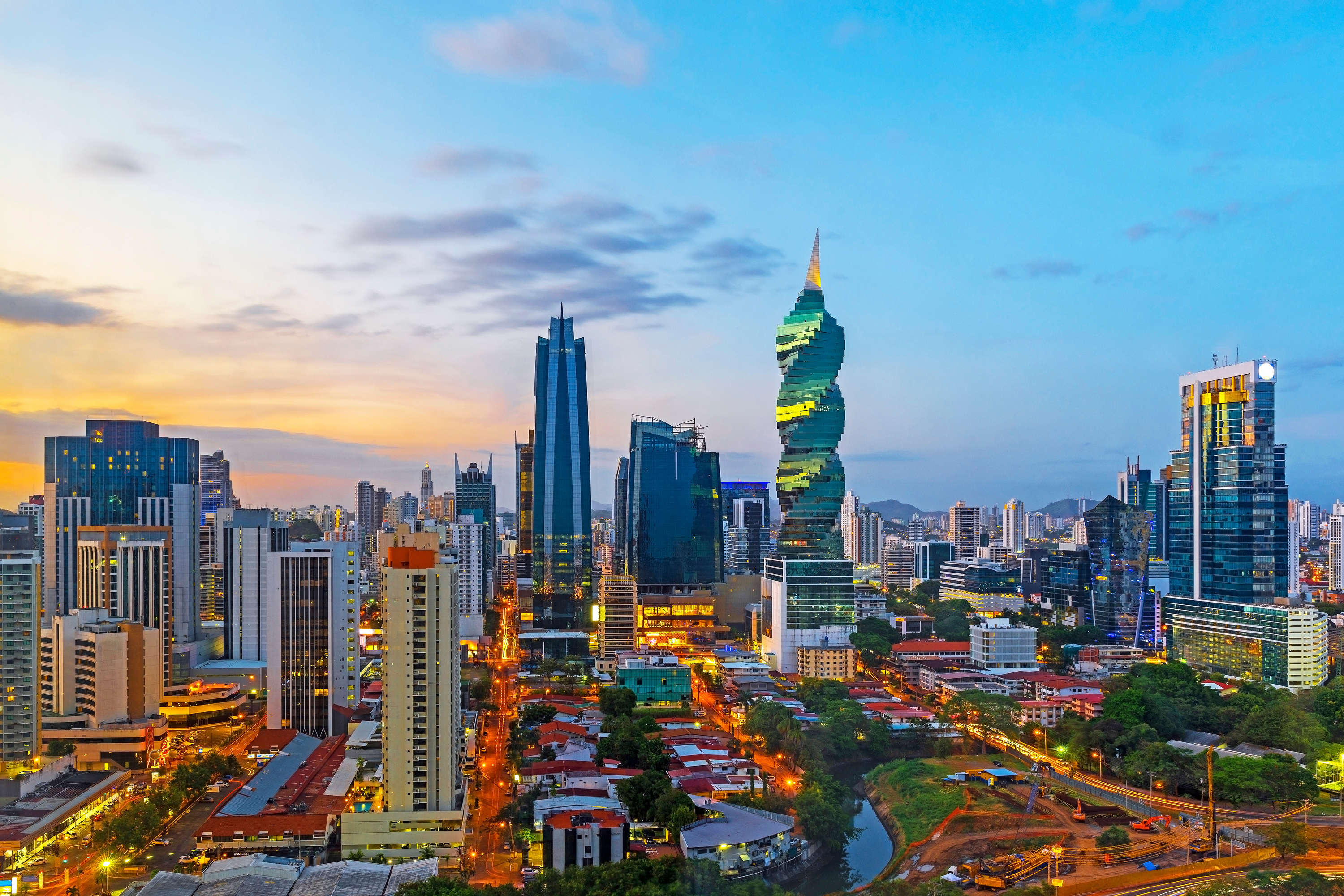 Skyline de la Ciudad de Panamá al atardecer